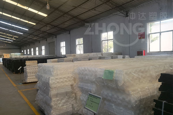 現(xiàn)代化養(yǎng)豬場塑料漏糞板特點有哪些？